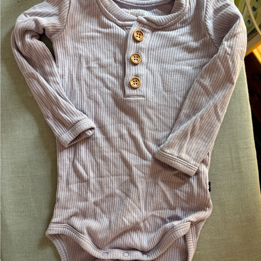 Kyte Baby Bamboo Ribbed Henley Onesie – Lilac – 6–12 Months